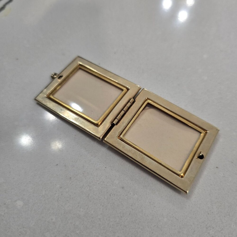 Vintage Gold Double Photo Locket Hinged Pendant With Marbled Enamel Interior - Picture 6 of 11